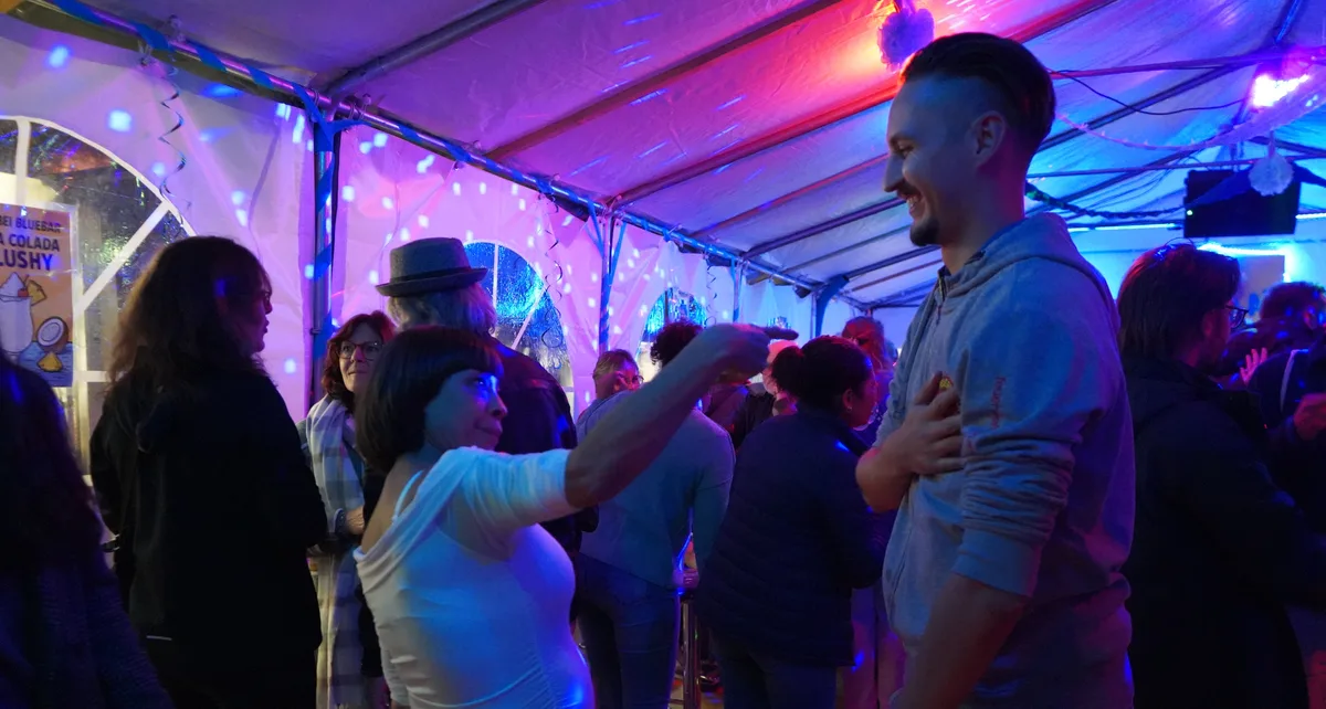 Zwei tanzende Personen.